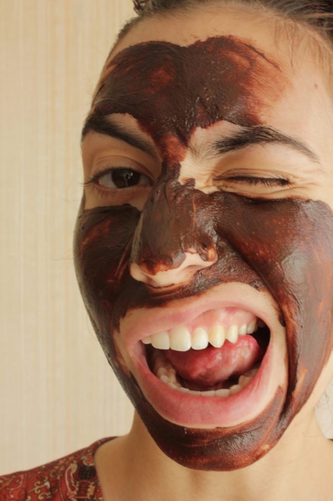 Masque thémis au chocolat sur le visage