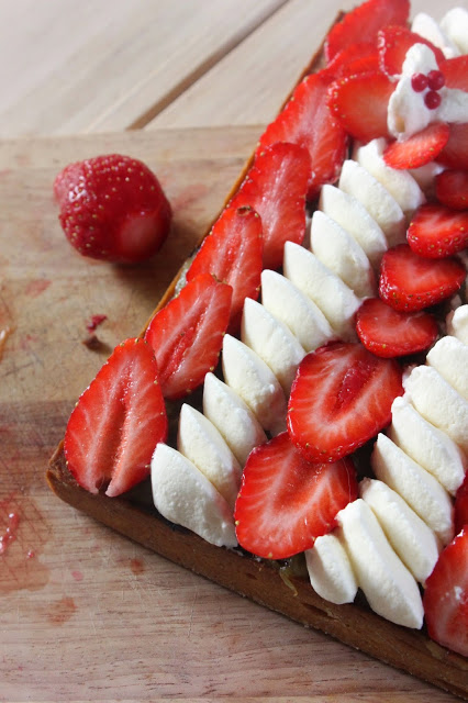 Tarte à la fraise et rhubarbe fraîche