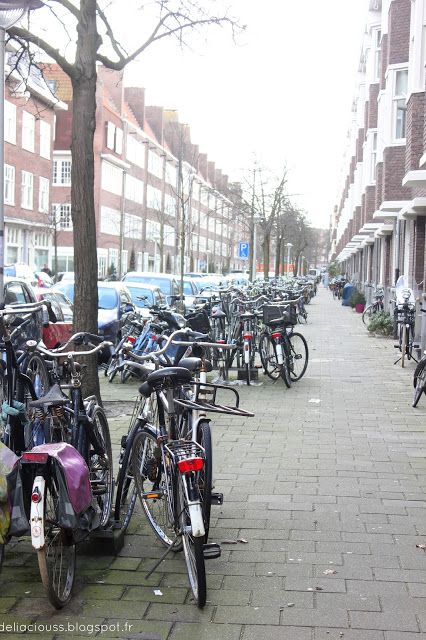 Vélos dans une rue d'Amsterdam