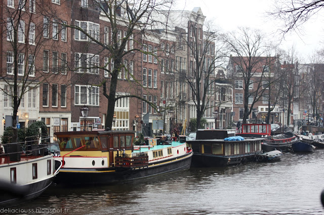 Canal et péniches de la ville d'Amsterdam
