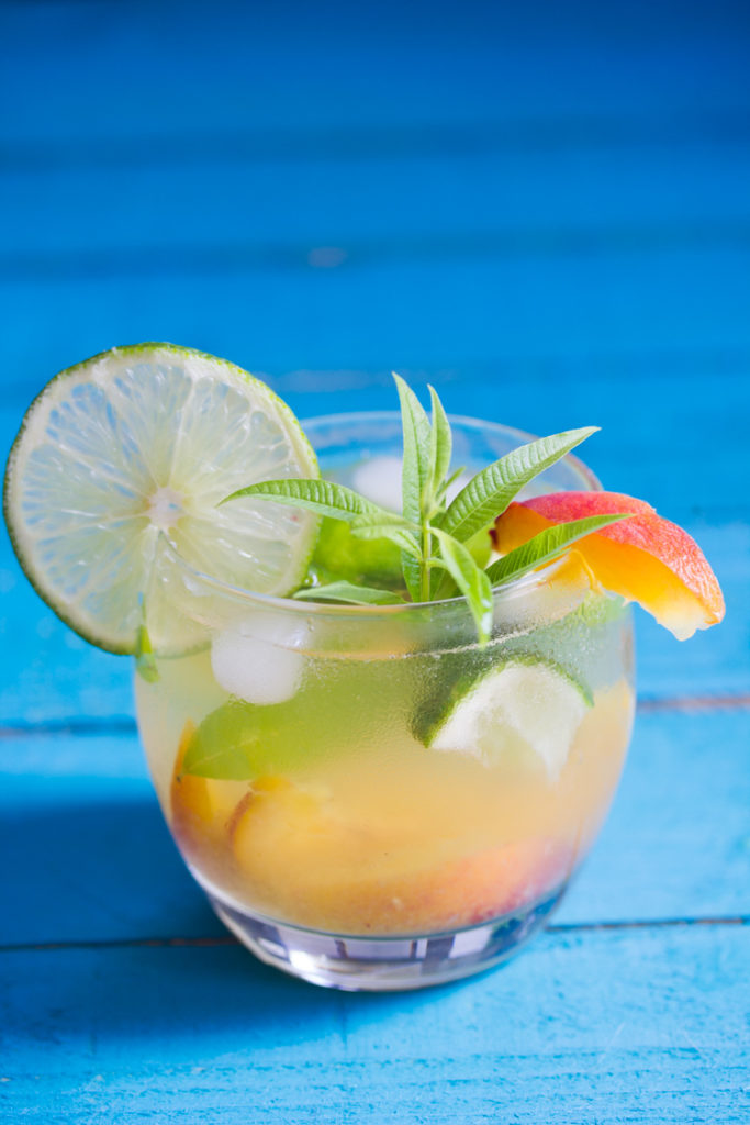 Cocktail sans alcool à la pêche et au citron vert