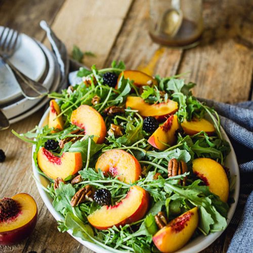 Salade de roquette aux pêches et à la feta, Recette d'entrée