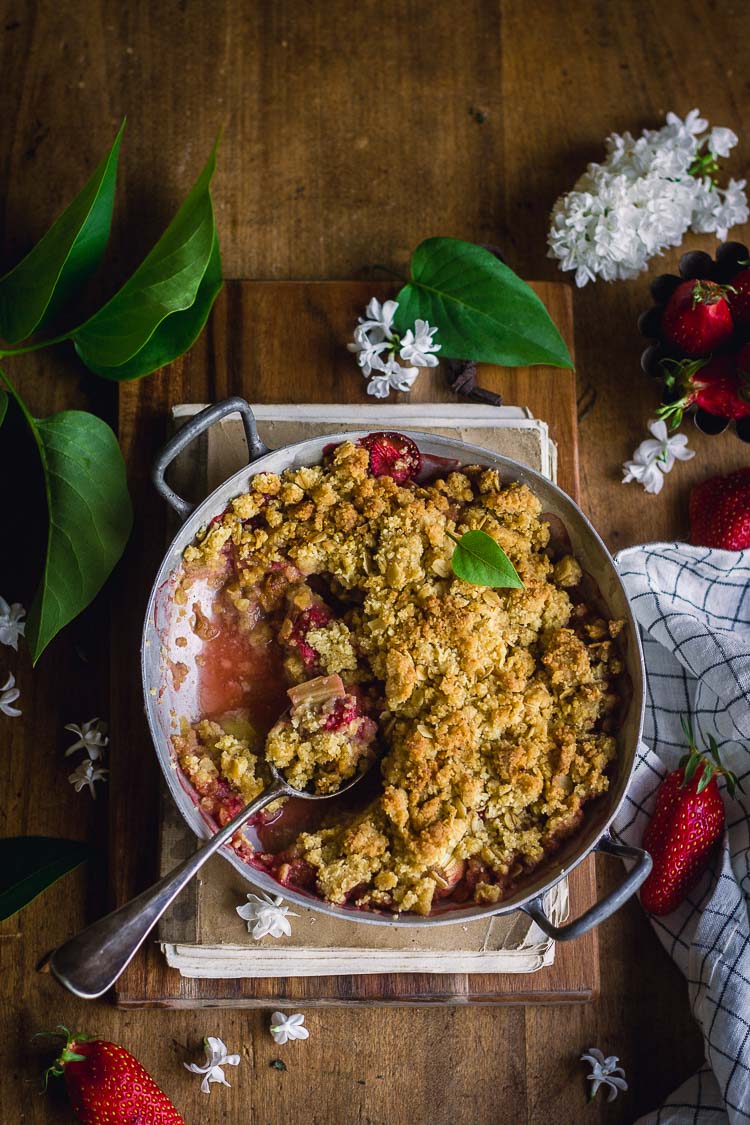 Recette de crumble à la rhubarbe et à la fraise
