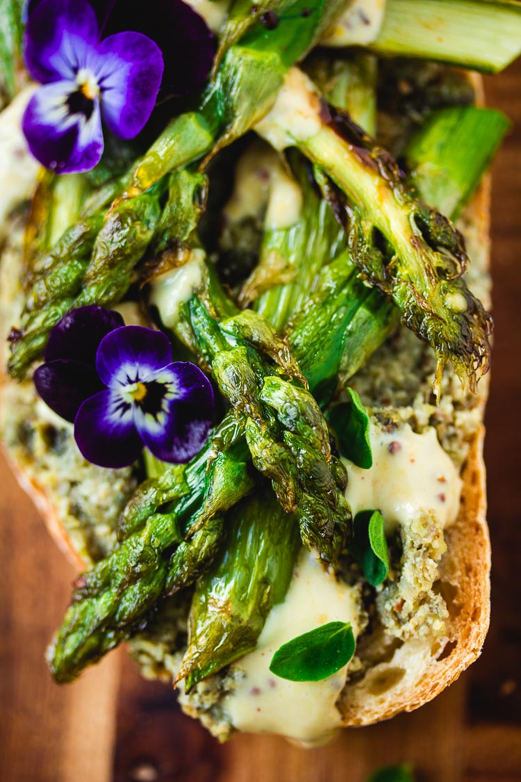 Tartine vegan aux asperges vertes