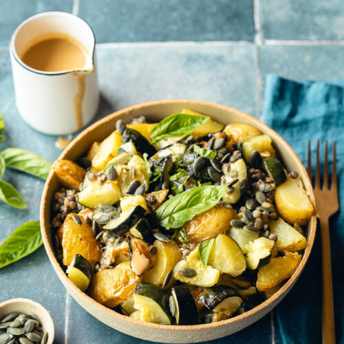 Assiette de lentilles, pommes de terre et courgettes à la sauce sésame