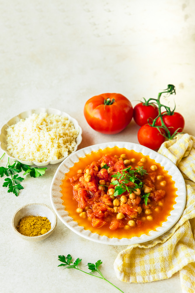 Plat de pois chiches à la tomate et au ras el-hanout