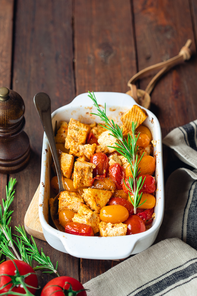 Tofu nature rôti avec des tomates cerise