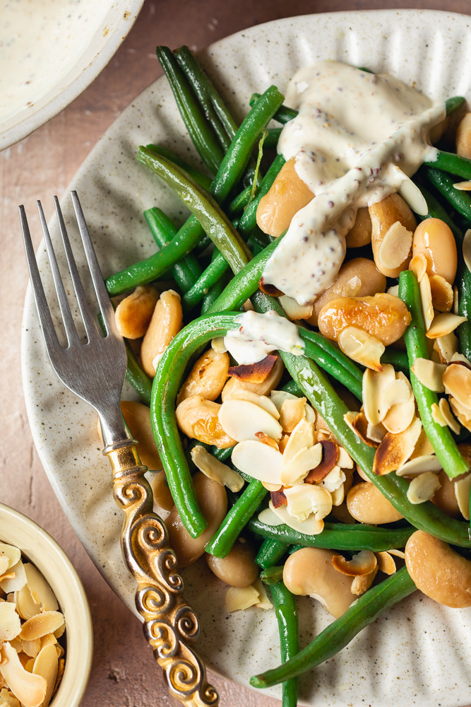 Haricots blancs à la sauce moutarde et aux amandes