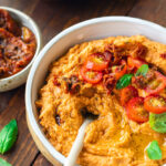 Houmous aux tomates et au basilic