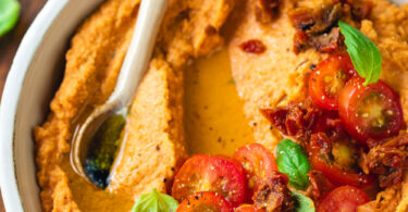 Houmous aux tomates confites et au basilic